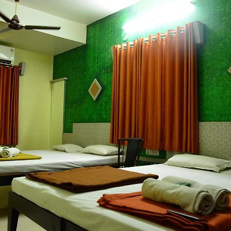 Hotel Madhava Shirdi Esterno foto