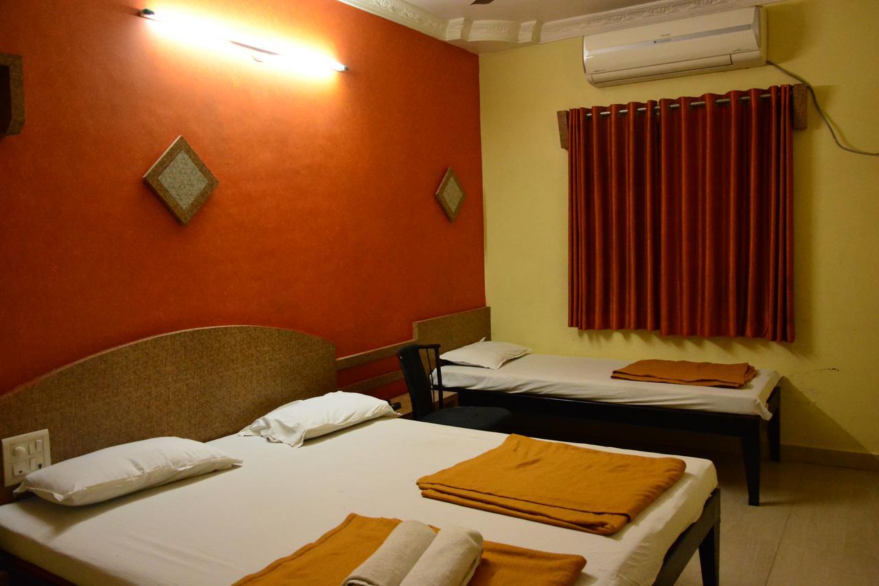 Hotel Madhava Shirdi Esterno foto
