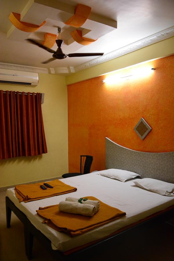 Hotel Madhava Shirdi Esterno foto