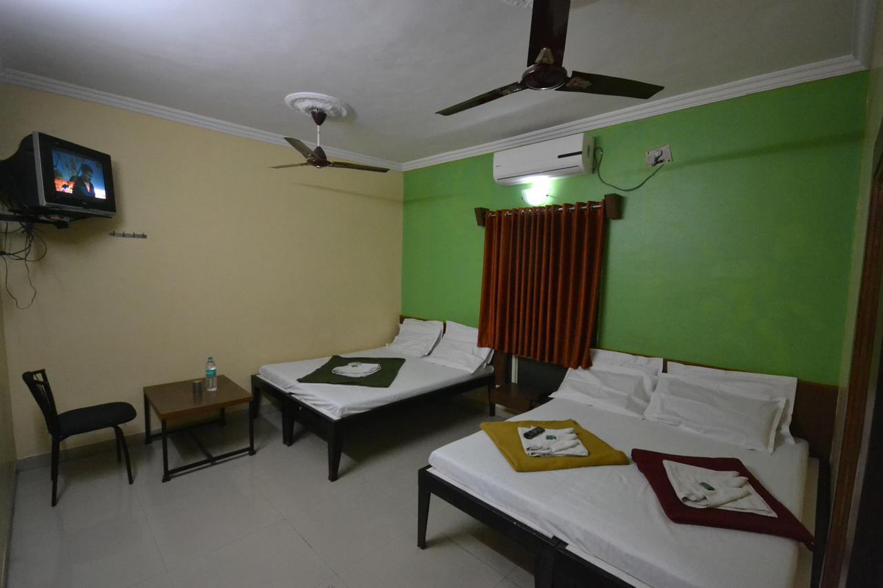 Hotel Madhava Shirdi Esterno foto