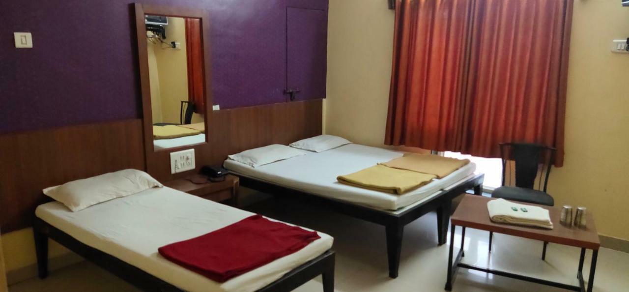 Hotel Madhava Shirdi Esterno foto